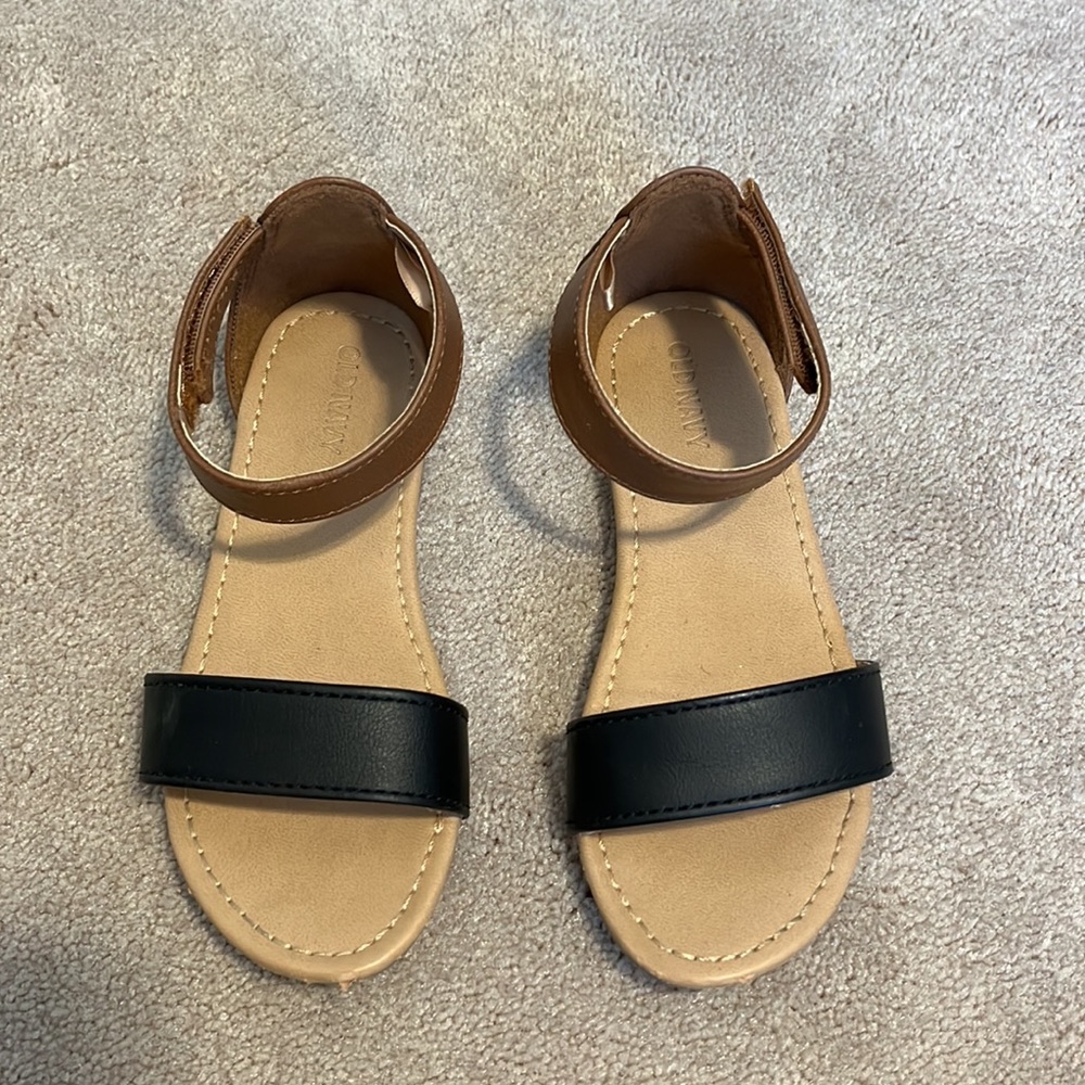 Old Navy Shoes - Picture 3 of 4